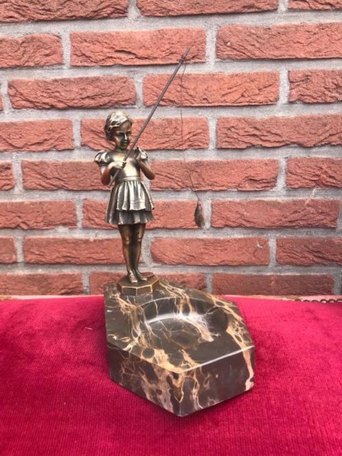 lieflijk bronzen beeld/ vide poche, vissend meisje, Antiek en Kunst, Kunst | Beelden en Houtsnijwerken, Ophalen of Verzenden