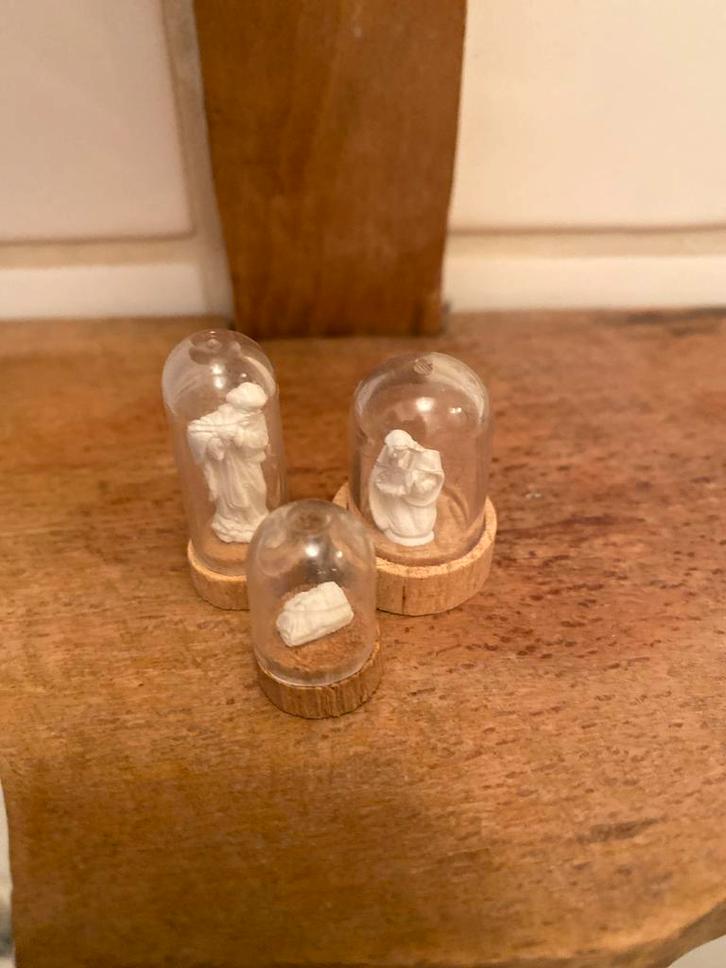 Miniatuur Kerststal Onder Glazen Stolp, Antiek en Kunst, Kunst | Beelden en Houtsnijwerken, Ophalen of Verzenden