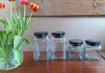 4 vintage glazen voorraadpotten met houten deksel beschikbaar voor biedingen