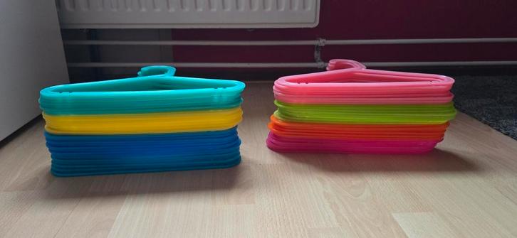 60 gekleurde kinderkledinghangertjes, Kinderen en Baby's, Babymode-accessoires, Zo goed als nieuw, Ophalen of Verzenden