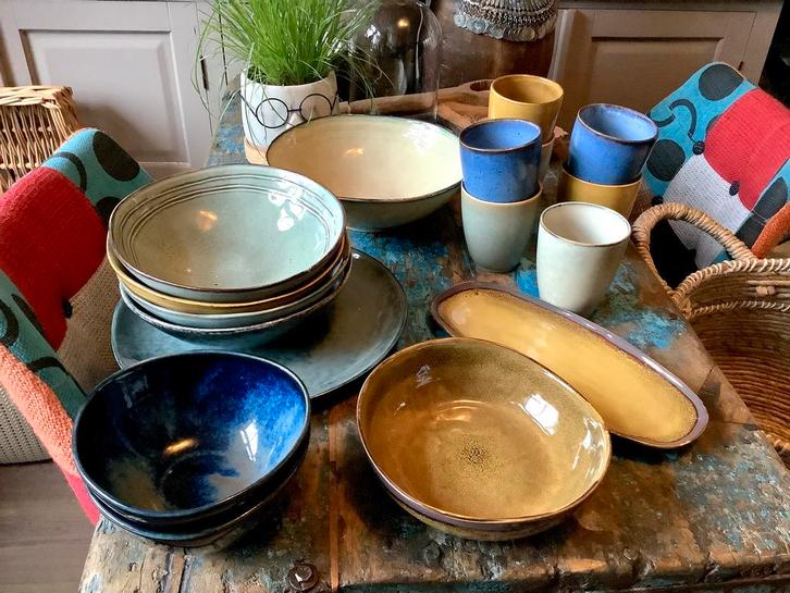 Mooie Set handgemaakt keramieken servies. Allerlei kleuren, Huis en Inrichting, Keuken | Servies, Nieuw, Kop(pen) en/of Schotel(s)
