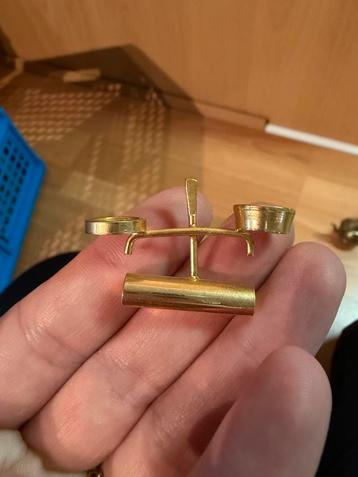 Gouden Miniatuur Weegschaal beschikbaar voor biedingen