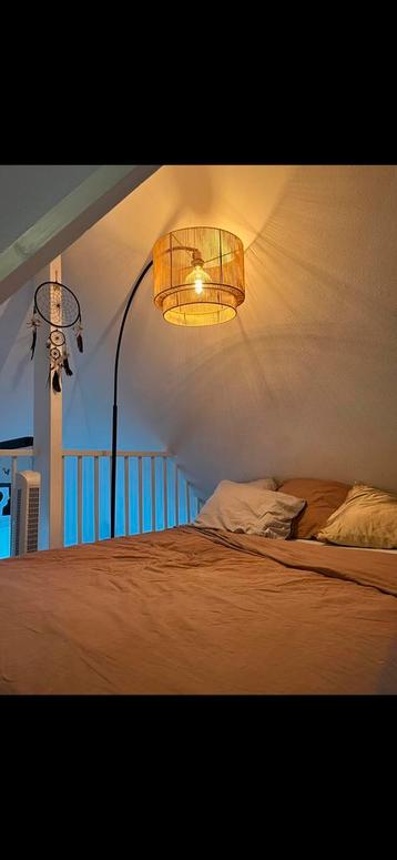 Lamp met ronde voet, staand beschikbaar voor biedingen