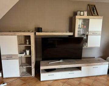 Moderne woonwand in eikenlook met witte fronten beschikbaar voor biedingen