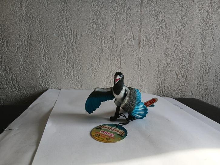 Schleich 14956 uit de serie magische dieren Pinkie ekster, Verzamelen, Dierenverzamelingen, Nieuw, Beeldje of Figuurtje, Vogel