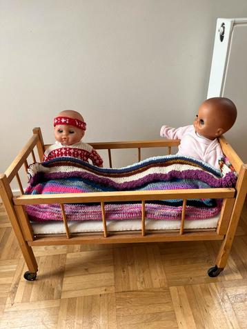 Poppenbedje met poppen en accessoires beschikbaar voor biedingen