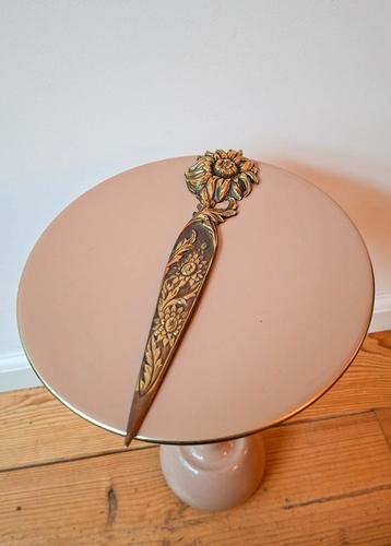 Antieke Briefopener met Bloemmotief beschikbaar voor biedingen
