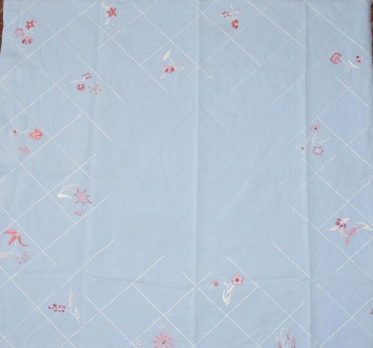 Oud geborduurd met bloemen tafelkleed blauw handgemaakt, Antiek en Kunst, Antiek | Kleden en Textiel, Ophalen of Verzenden