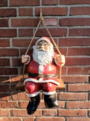 Leuke kerstman op schommel beschikbaar voor biedingen
