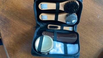 Nieuwe reis necessaire van het luxe merk DUNHILL beschikbaar voor biedingen
