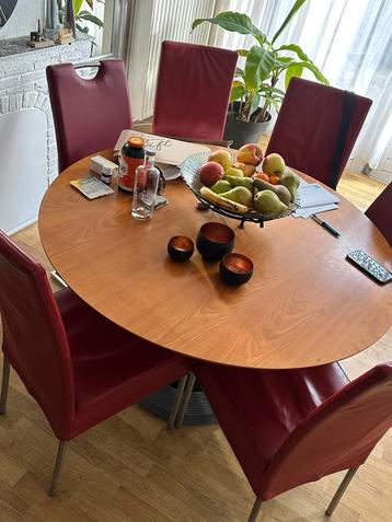 Houten Eettafel met Rode Stoelen beschikbaar voor biedingen