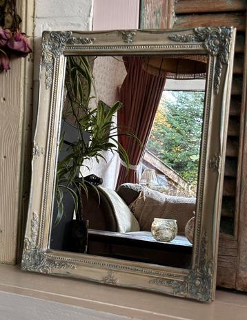 Romantische Rechthoekige Spiegel beschikbaar voor biedingen