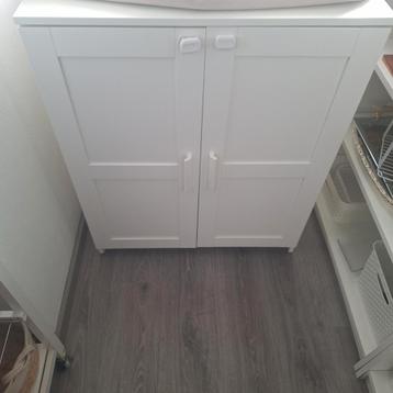 Mooie witte kast met deuren en planken (bezorgen) beschikbaar voor biedingen