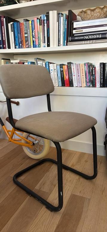 GRATIS Twee eetkamerstoelen  beschikbaar voor biedingen