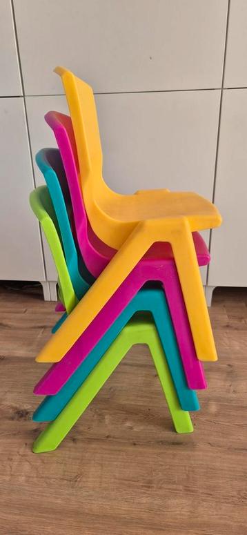 Plastic kinderstoeltje stapelbaar  beschikbaar voor biedingen