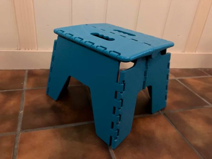 Blauw inklapbaar krukje met handvat, Huis en Inrichting, Krukjes, Zo goed als nieuw, Kunststof, Ophalen of Verzenden