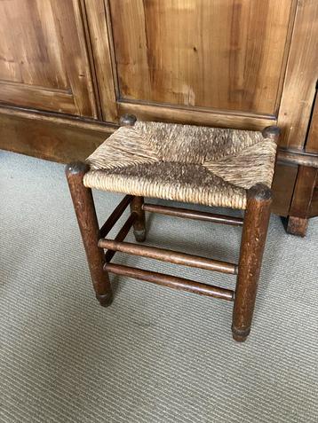 Houten krukje 30 x 40 cm.  Hoog 40 cm. beschikbaar voor biedingen