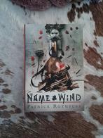 The Name of the Wind deluxe hardcover Patrick Rothfuss, Boeken, Verzenden, Gelezen, Patrick Rothfuss