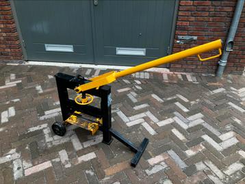 Te Huur Steenknipper beschikbaar voor biedingen
