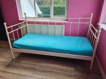 Ikea 1-persoonsbed en bank beschikbaar voor biedingen