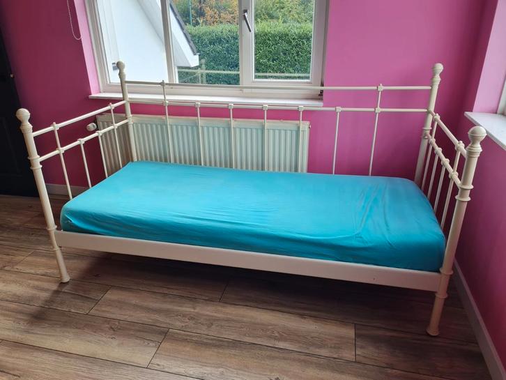Ikea 1-persoonsbed en bank, Huis en Inrichting, Slaapkamer | Bedden, Gebruikt, Eenpersoons, 90 cm, 200 cm, Metaal, Wit, Ophalen
