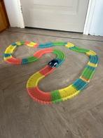 Magic tracks flexibele racebaan met knipperende auto, Ophalen of Verzenden, Zo goed als nieuw, Elektrisch, Overige merken