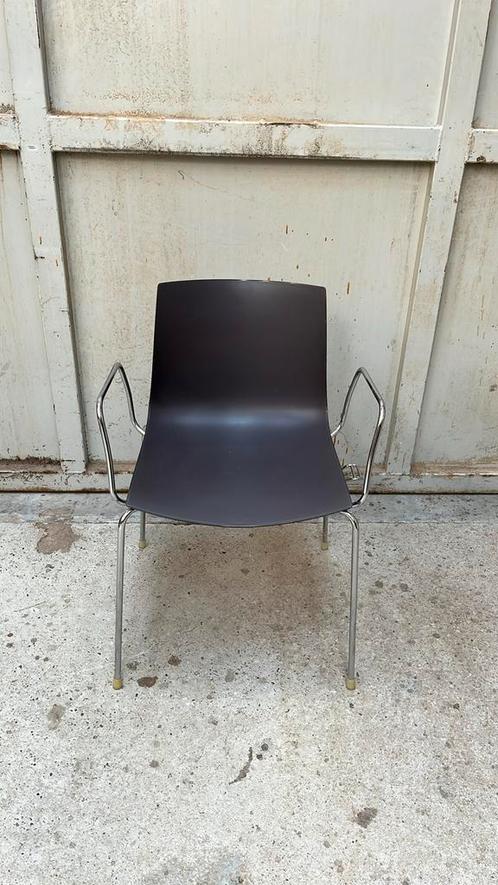 Stapelstoel kantine stoel ARPER stapelbaar, Huis en Inrichting, Stoelen, Zo goed als nieuw, Vijf, Zes of meer stoelen, Kunststof
