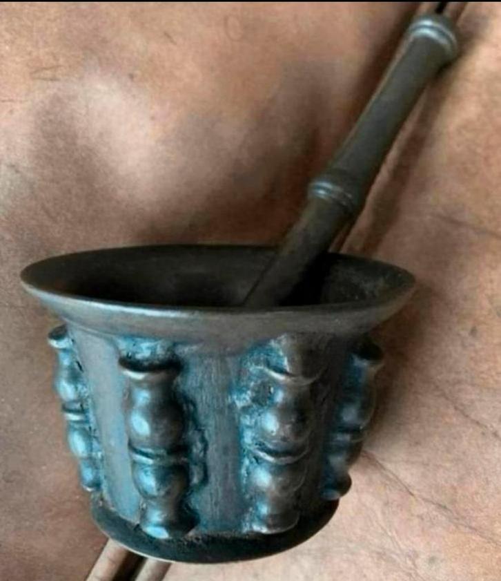 Vijzel schitterend antieke 16e eeuwse Spaanse bronzen vijzel, Antiek en Kunst, Antiek | Koper en Brons, Ophalen of Verzenden