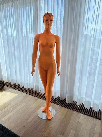 Etalagepop Bonnie op glazen plateau 185 cm. beschikbaar voor biedingen