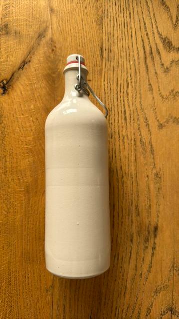Mooie witte kruik te koop beschikbaar voor biedingen