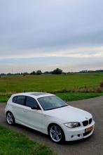 BMW 1-Serie 3.0 130I 5DR AUT 2009 Wit, Auto's, Achterwielaandrijving, 74 €/maand, Zwart, Leder