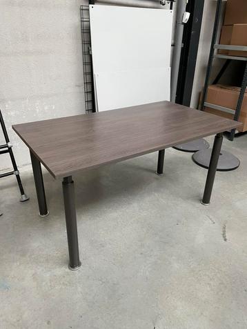 2x Bureau - stevig metalen poten - 140x80cm - tafel/bureaus beschikbaar voor biedingen