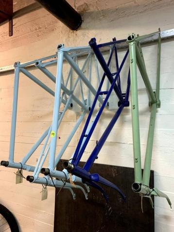5x Supermooi vintage stalen Fietsframe - nieuw gepoedercoat beschikbaar voor biedingen