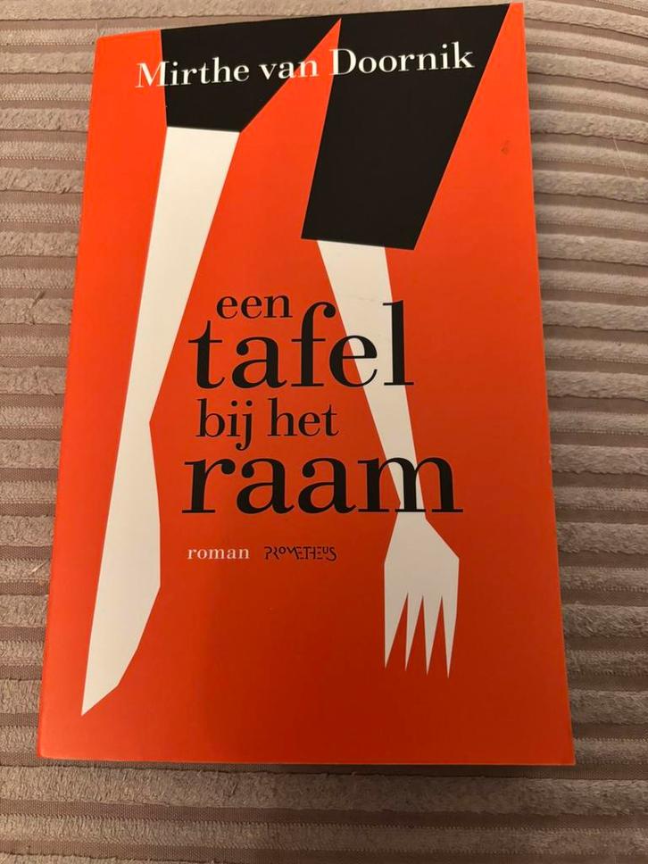 Een tafel bij het raam - Mirthe van Doornik, Boeken, Romans, Ophalen of Verzenden