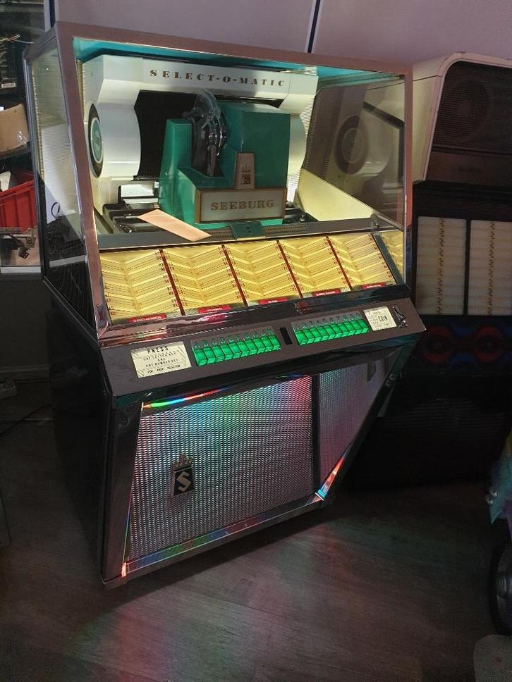 Seeburg L100 3 jaar garantie, Verzamelen, Automaten | Jukeboxen, Zo goed als nieuw, Seeburg, 1950 tot 1960, Met singles, Ophalen