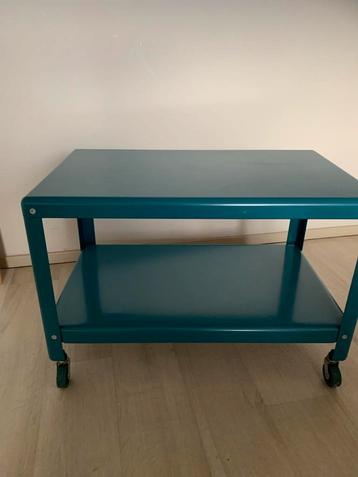 Blauw metalen bijzettafel op wieltjes beschikbaar voor biedingen