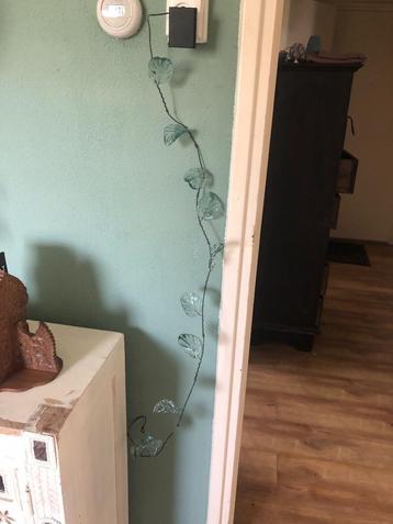 Wandornament met glazen bladeren – 1 meter lang beschikbaar voor biedingen