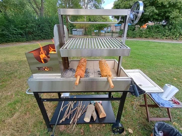 Tenneker Aurora Asador, Tuin en Terras, Houtskoolbarbecues, Zo goed als nieuw, Met accessoires, Ophalen