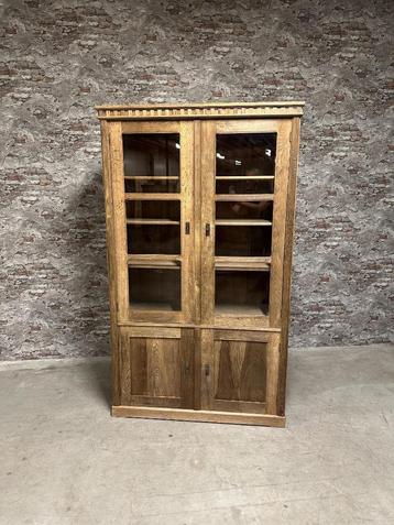 Eiken vitrinekast nr11 beschikbaar voor biedingen
