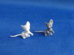 2 kleine staande muisjes 1 grijs + 1 wit poppenhuis 1:12, Verzamelen, Poppenhuizen en Toebehoren, Nieuw, Poppenhuis, Ophalen of Verzenden