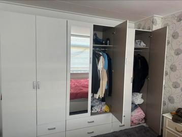 Witte kledingkast