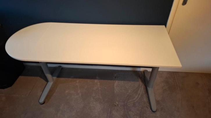 Galant Ikea bureau, Huis en Inrichting, Bureaus, Zo goed als nieuw, In hoogte verstelbaar, Ophalen