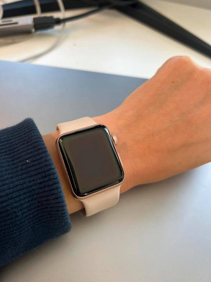 Apple Watch Series 3 in 38mm maat S/M bandje, Sieraden, Tassen en Uiterlijk, Smartwatches, Gebruikt, iOS, Roze, Ophalen of Verzenden