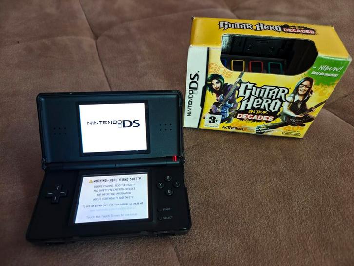 Nintendo DS + Guitar Hero instrument: On Tour Decades, Spelcomputers en Games, Games | Nintendo 2DS en 3DS, Zo goed als nieuw