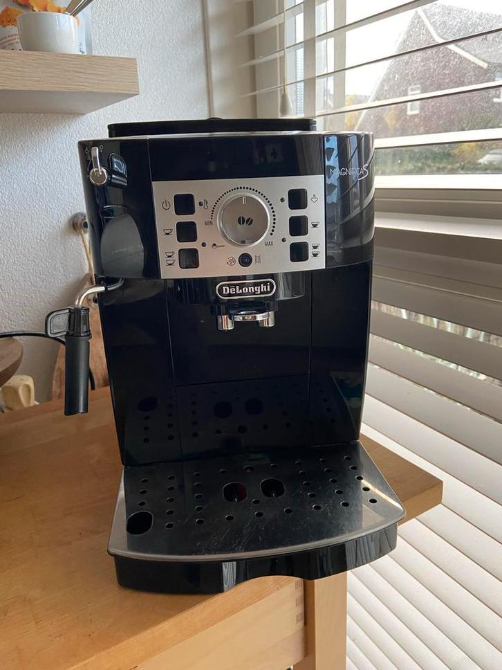 DeLonghi Magnifica S Espresso Machine, Witgoed en Apparatuur, Koffiezetapparaten, Gebruikt, Koffiebonen, Espresso apparaat, 2 tot 4 kopjes