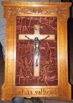 Kruisbeeld op rood fluweel in houten lijst, Antiek en Kunst, Antiek | Religie, Ophalen