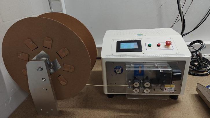 Slangen – draad / afkort / cutting machine, Doe-het-zelf en Verbouw, Gereedschap | Overige machines, Zo goed als nieuw, Ophalen