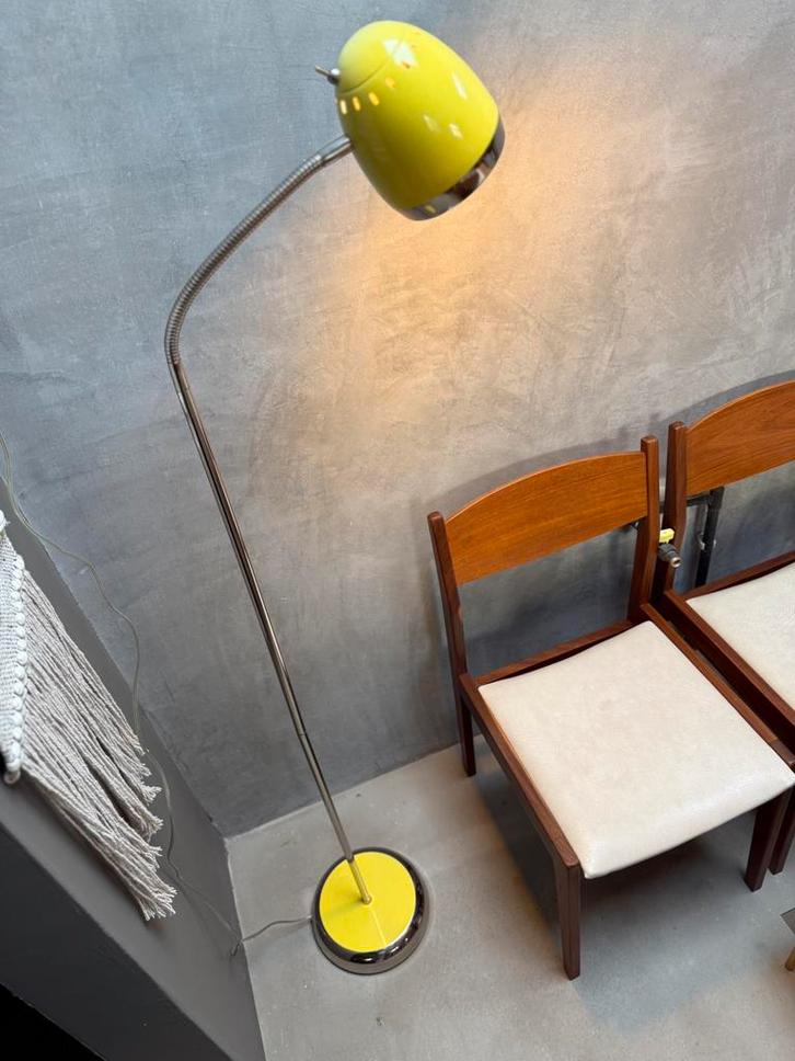 Retro vloerlamp - fel geel, Huis en Inrichting, Lampen | Vloerlampen, Gebruikt, 150 tot 200 cm, Metaal, Ophalen