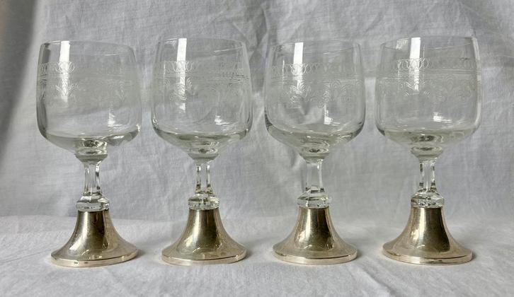 Gegraveerde glazen op zilveren voet (4x), Antiek en Kunst, Antiek | Goud en Zilver, Zilver, Ophalen of Verzenden