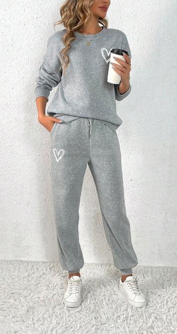 Doosje met jogging/huispakken hoodie en sweater maat L beschikbaar voor biedingen